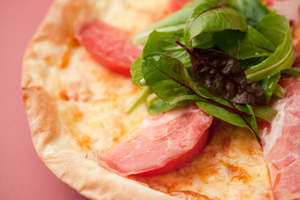 Padma Special Pizza<br />Pizza con tomate fresco, jamón crudo y ensalada